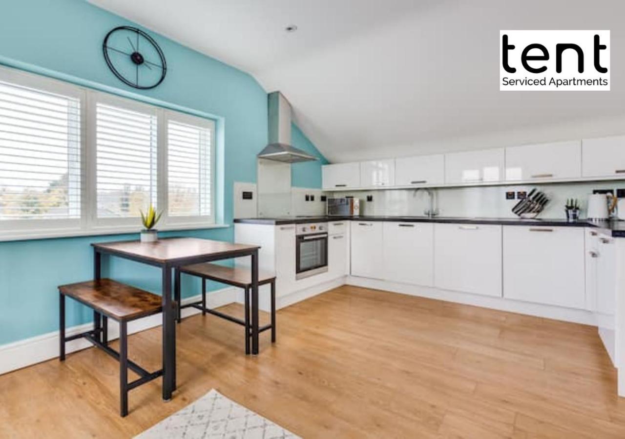 Stylish 1 Bed Apt , Central , Pkg, Perfect For Long Stays Egham Exterior photo